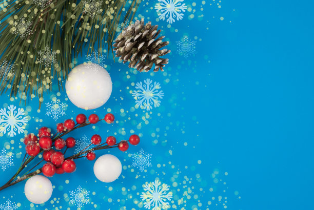 圣诞背景用美丽的礼品盒或礼盒，松果和装饰雪球，过节。俯视图图片下载