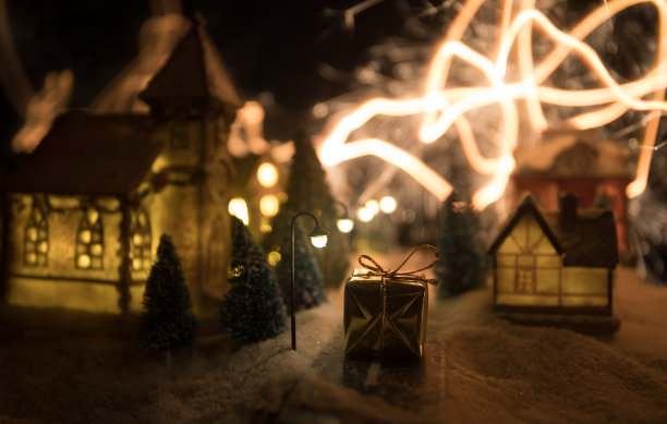 新年小房子在雪中，晚上用冷杉树。节日的概念。有选择性的重点图片下载