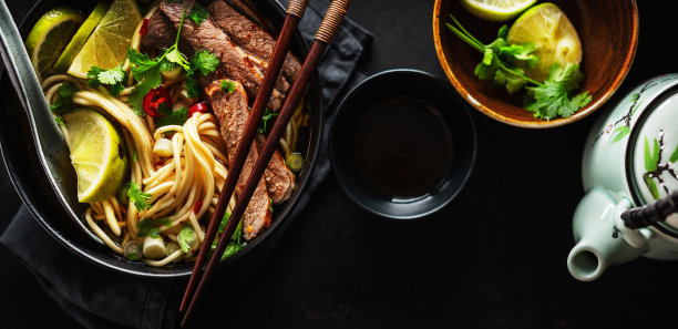 美味的亚洲经典汤，面条和肉图片下载