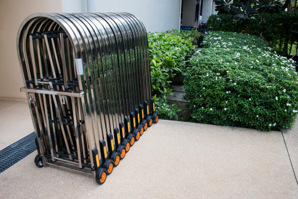 禁止进入的区域有轮子的钢隔板。图片下载