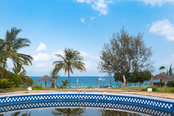 酒店海边的游泳池图片下载