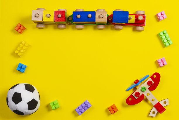 黄色背景上五颜六色的积木木制玩具火车图片下载