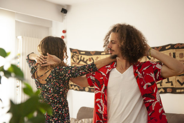 性感和英俊的年轻非洲裔美国人跳舞萨尔萨与他的女朋友。图片下载