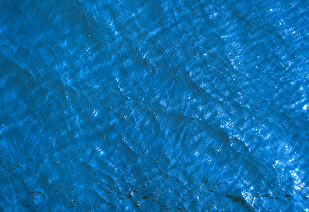 蓝色的水与太阳的光斑。俯视图图片下载