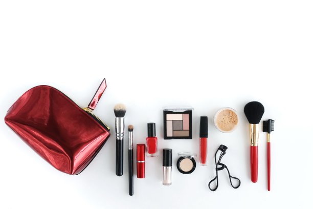 套装专业装饰化妆品，化妆工具和化妆包上白色背景俯视图。横幅。平铺女妆刷，口红，粉扑。本空间图片下载