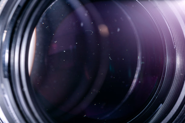 灰尘颗粒在相机镜头特写与选择性聚焦和模糊。图片下载