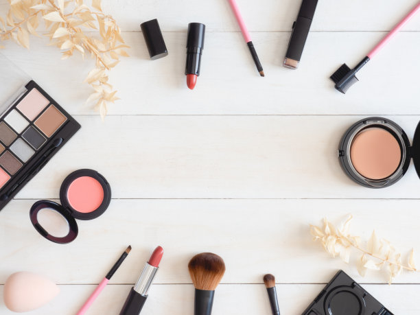 顶视图的化妆品概念与口红，化妆品，眼影调色板，粉白色表背景。图片下载