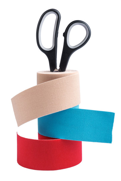 堆叠三卷运动机能学磁带运动员和剪刀孤立在白色背景。图片下载