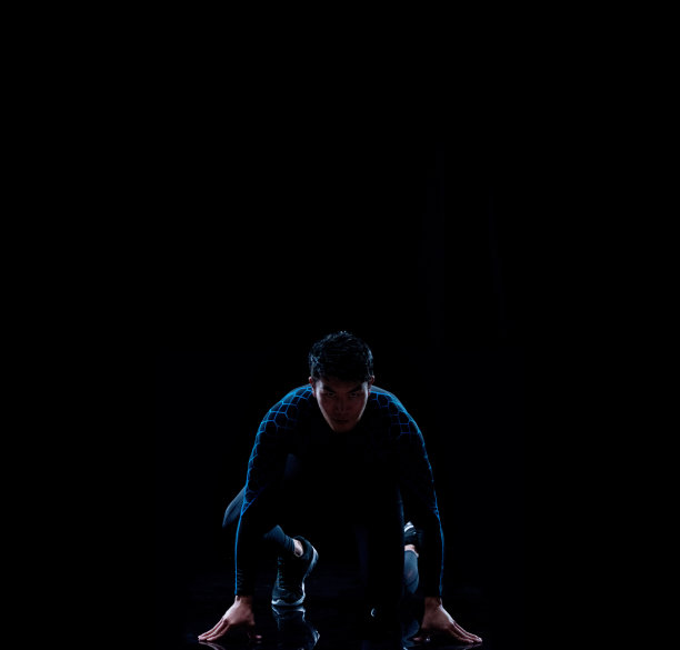 全长/一人/一人30-39岁的成年人英俊的人黑头发中国民族/东亚民族男性/年轻男子站在起跑线/在黑人背景/性感/男子气图片下载