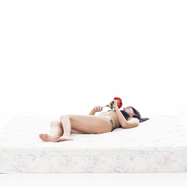 全长/一人/ 30-39岁的成年美丽的巴西民族/拉丁美洲和西班牙裔的女性/一个年轻的女人/卧室里年轻的女人穿着胸罩/内衣/内裤/内衣图片下载