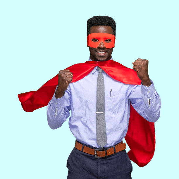 正面图片/一人/一人/齐腰的帅哥卷发/短发z世代/非洲裔/非裔男性/年轻人超级英雄/英雄/商人/商人站立/冷静的态度图片下载