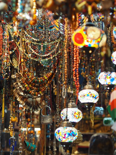 马斯喀特集市的灯笼和项链图片下载