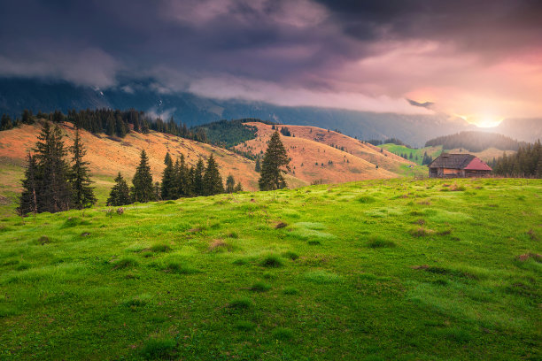 令人惊叹的高山牧场与薄雾山日落，特兰西瓦尼亚，罗马尼亚图片下载