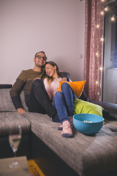 年轻夫妇在家图片下载