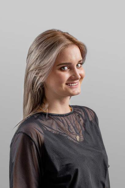 年轻女性千禧一代尴尬地微笑在工作室-库存照片图片下载