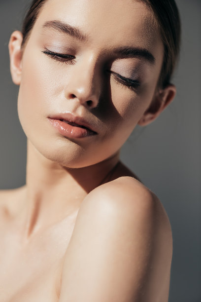 迷人的女孩闭着眼睛孤立在灰色图片下载