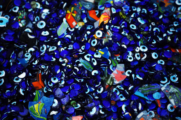 碎玻璃碎片和邪恶的珠子图片下载