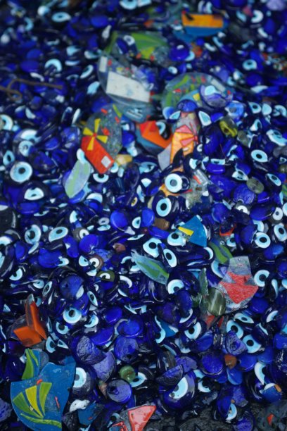 碎玻璃碎片和邪恶的珠子图片下载