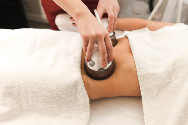 在美容诊所进行腹部真空减肥按摩的程序图片下载