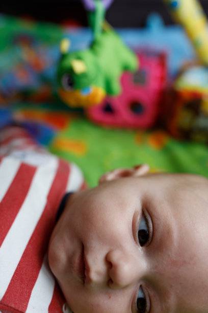 婴儿在操场上微笑图片下载