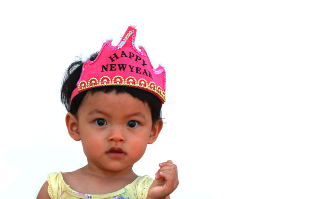 小女孩戴着印有“新年快乐”字样的皇冠图片下载
