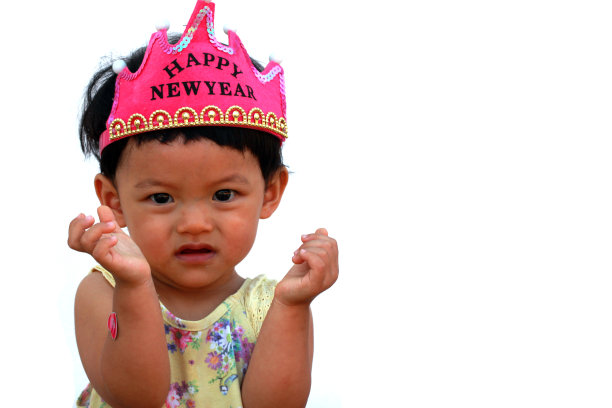 小女孩戴着印有“新年快乐”字样的皇冠图片下载