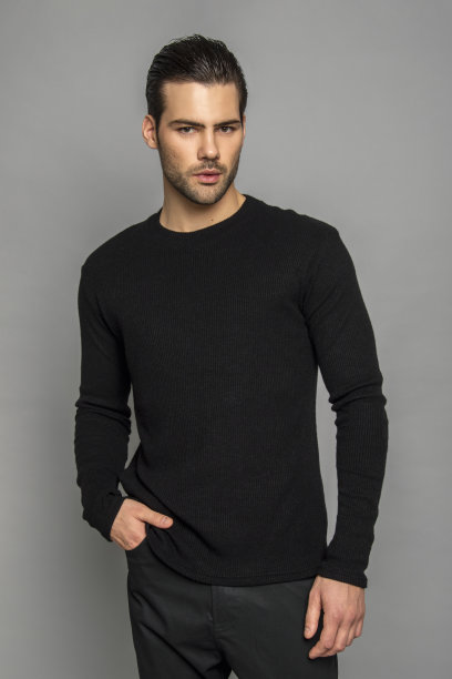 肌肉强壮美丽的脱衣男模特在黑色休闲装上灰色孤立的字体背景图片下载