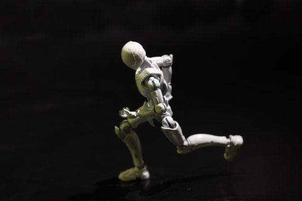 塑料娃娃摆姿势跑步图片下载