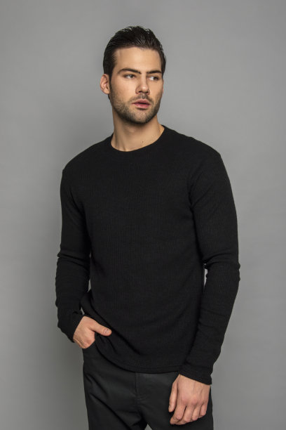 肌肉强壮美丽的脱衣男模特在黑色休闲装上灰色孤立的字体背景图片下载