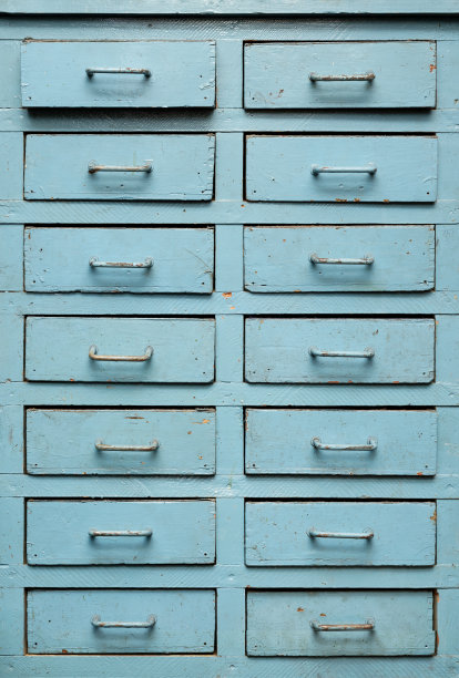 有抽屉的蓝色旧木衣橱图片下载
