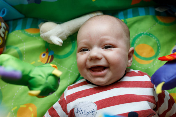 婴儿在操场上微笑图片下载