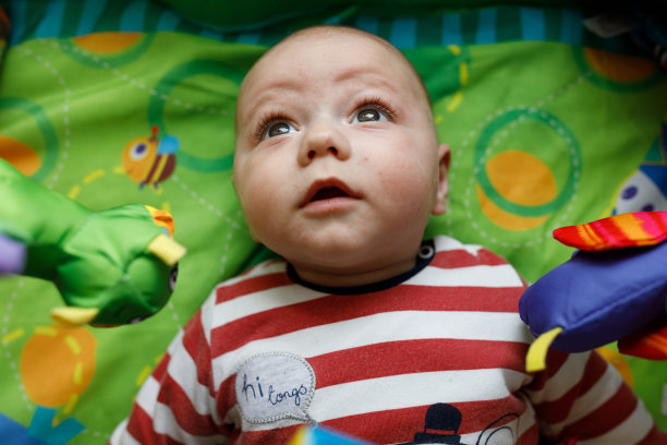 婴儿在操场上微笑图片下载