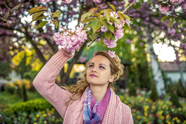 女人在后院享受春天图片下载