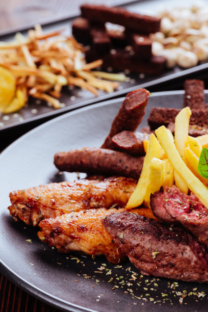 有各种啤酒小吃可供选择的大盘子图片下载