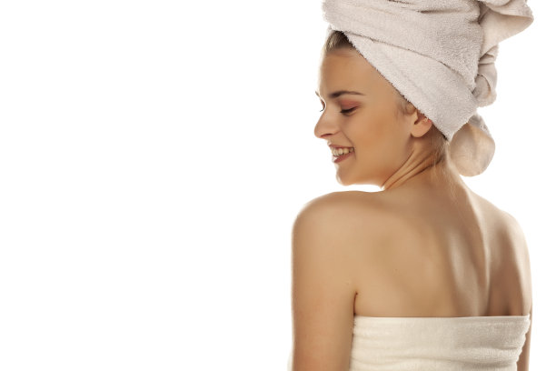 肖像年轻的衬衣美丽的女人与毛巾在她的头在白色的背景图片下载