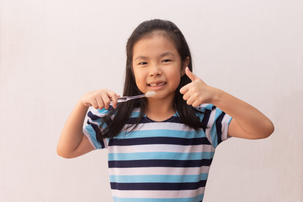 亚洲可爱的小女孩在刷牙图片下载