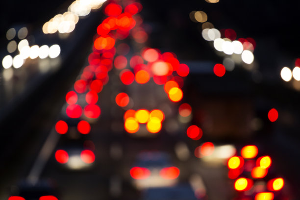 交通堵塞-高速公路上的散焦尾灯图片下载