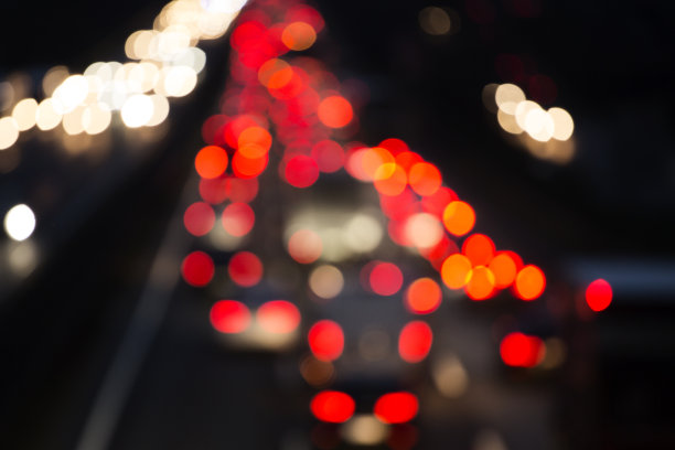 交通堵塞-高速公路上的散焦尾灯图片下载