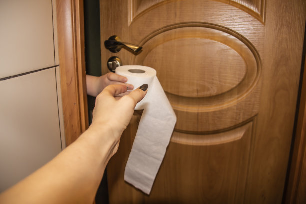 一个女孩在问厕所里的卫生纸。一只手给了卫生纸图片下载