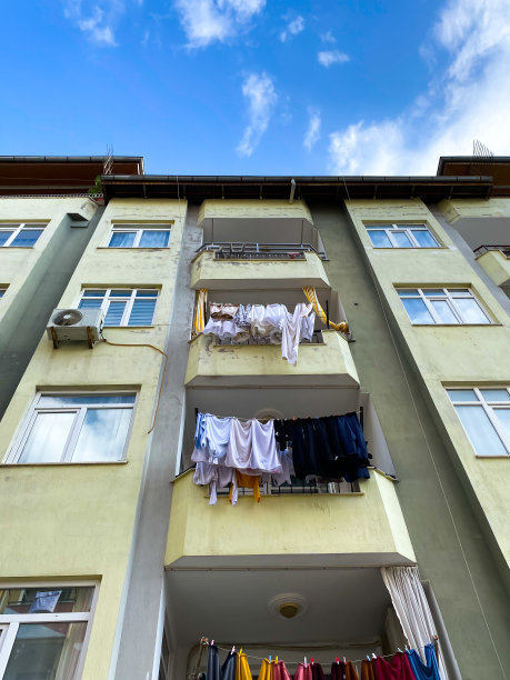 衣服在bolcon上晒干。住宅建筑的外观。房子的正面是空调。火鸡图片下载