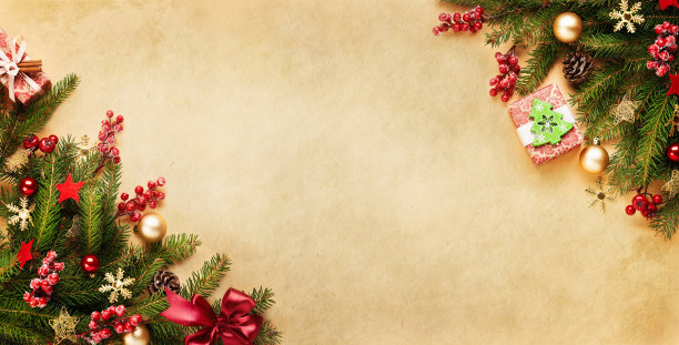 圣诞礼物装饰和杉木树枝在复古的米色纸。圣诞节或新年背景为您的设计。图片下载