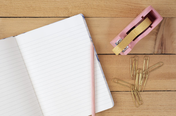 女性在职场的概念。自由时尚舒适的女性气质工作空间在平铺风格与鲜花，金色菠萝，笔记本在白色大理石背景。俯视图，明亮，粉红色和金色图片下载