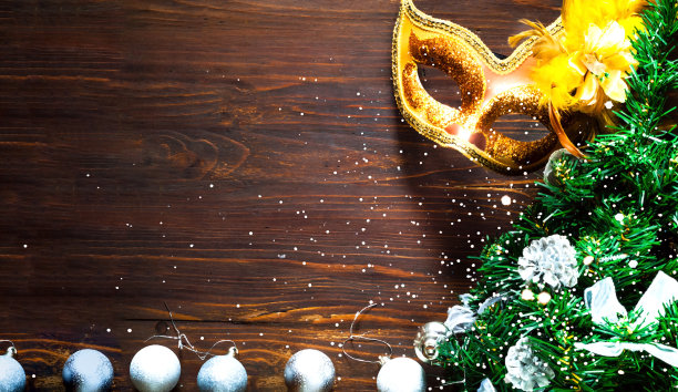圣诞装饰。威尼斯节日辉煌的面具木制背景。新年假期或狂欢节的概念。本空间图片下载