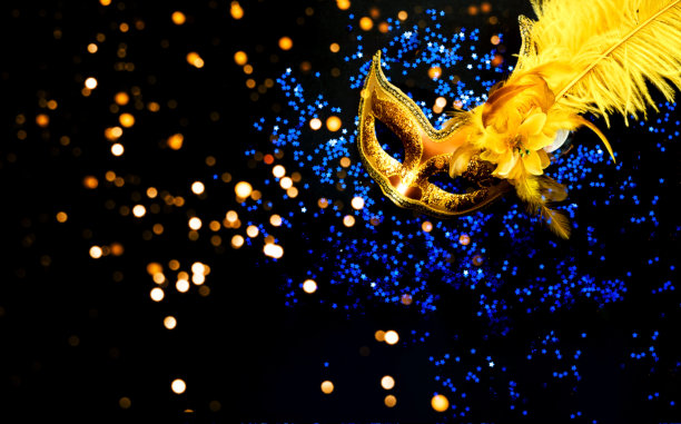 面具在黑色背景与蓝色火花。传统节日的概念。特写镜头图片下载