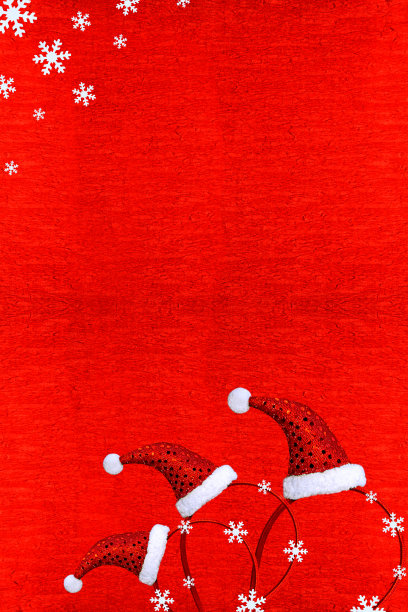 红色背景上的圣诞红帽和雪花组成。概念为圣诞节，礼物，派对，商业。图片下载