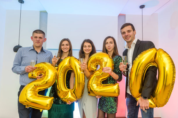 一群朋友用2020年的气球庆祝新年图片下载