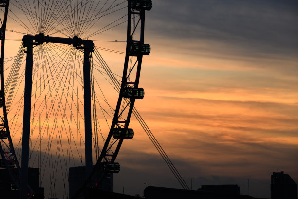 (选择性聚焦)特写剪影的摩天轮与令人窒息的日落背景，新加坡。图片下载