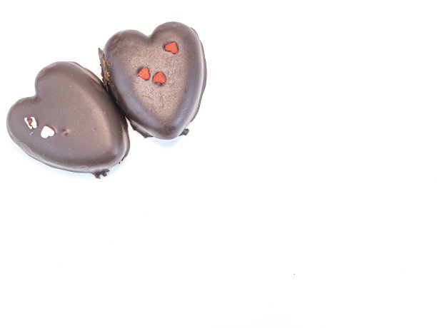 白色背景上的心形巧克力与情人节的文字。图片下载