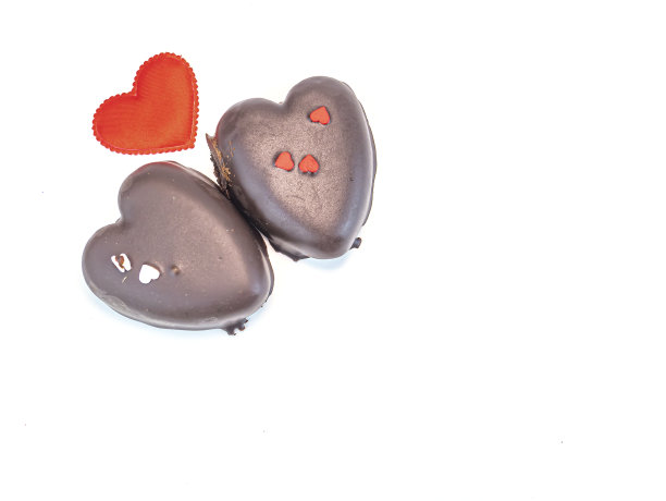 白色背景上的心形巧克力与情人节的文字。图片下载