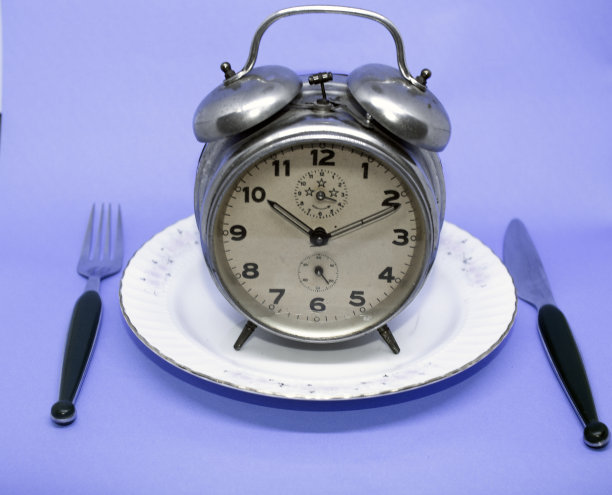 该用时钟盘叉吃饭了图片下载